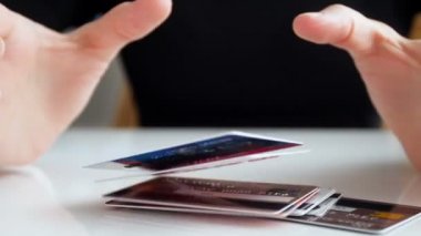 Onun önünde masa üzerinde büyük bak kredi kartları yığını atma Genç iş kadını slow motion video