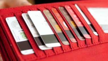 M-cüzdan dışarı plastik kredi kartı alarak el closeup ağır çekim video