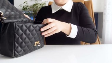 Para için arama çantasını sallayarak oyung kadın ağır çekim görüntüleri