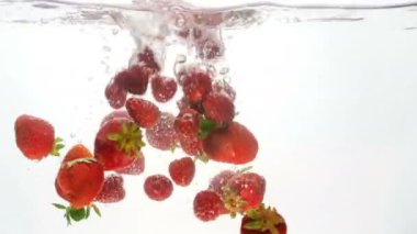 Taze çilek ve ahududu beyaz arka plan suya düşen closeup 4k görüntüleri