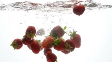 Çok düşüyor ve beyaz arka plan karşı su sıçramasına ahududu closeup ağır çekim görüntüleri