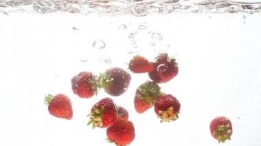 Yavaş yavaş düşüyor ve soğuk temiz su sıçramasına taze olgun ahududu closeup video