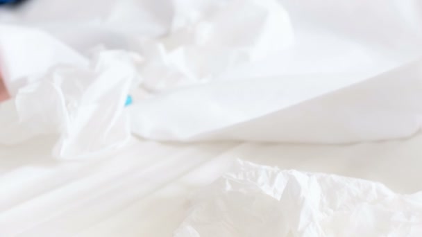 4k Filmmaterial der Kamera, die langsam an Papiertaschentüchern, Kehlkopf- und Nasenspray entlang schwenkt, kranke Frau im Bett liegt und Temperatur misst — Stockvideo