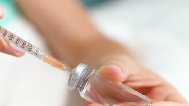 Close-up 4k imagens de mãos femininas segurando seringa aspersão medicamentos em ampola e misturá-los — Vídeo de Stock