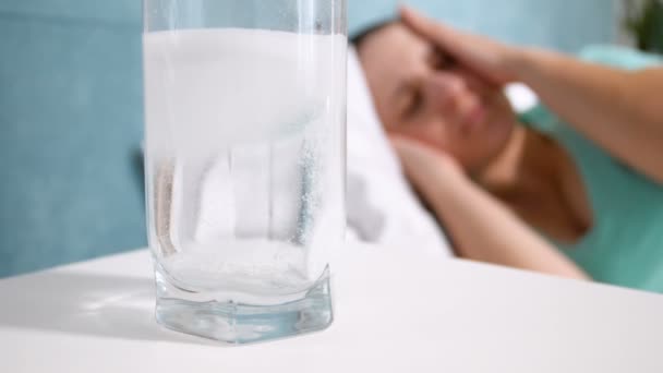 Крупный план замедленной съемки газовых пузырьков, текущих в стакане воды от растворения таблеток аспирина — стоковое видео