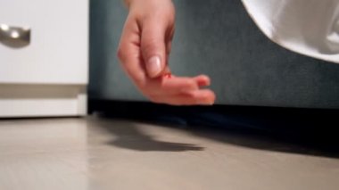 Yere düşen hapları tutan Closeup ağır çekim görüntüleri hasta kadın el. İlaç aşırı doz veya intihar kavramı