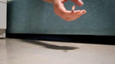 Boş syring yatak yere düşüyor tutan el slow motion video. Uyuşturucu ve uyuşturucu bağımlılığı kavramı