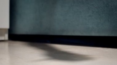 Şırınga ve yatak yere düşüyor ampul tutan el closeup ağır çekim görüntüleri. Uyuşturucu veya uyuşturucu aşırı doz ölüm kavramı.