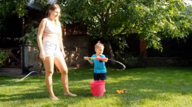 4k küçük yürümeye başlayan çocuk dolgu oyuncak silah su ile video ve sıçramasına iki ablası sıcak güneşli gün içinde