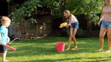 su savaş oyuncak silah küçük bebek kardeşi ile sahip mutlu ablası 4 k video