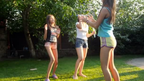 Vídeo Cámara Lenta Dos Adolescentes Saltando Alto Tratando Atrapar Burbujas — Vídeos de Stock