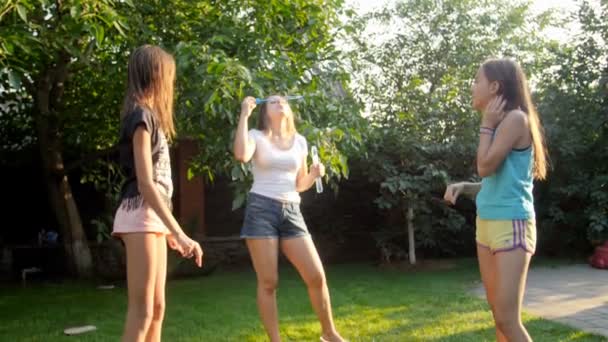 Slow motion bilder av lycklig glad familj skratta och njuta blåser såpbubblor på hoyse bakgård — Stockvideo