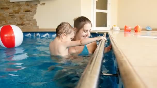 4 k video van 3 jaar oude peuter jongen met jonge moeder in zwembad op sportschool — Stockvideo
