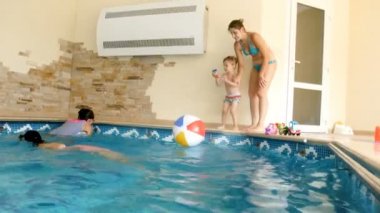 mutlu aile eğleniyor ve otel kapalı yüzme havuzunda oynayan 4 k video