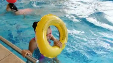 4 k video oynarken ve şişme yüzme havuzu yüzüğe ile yüzme genç kızın