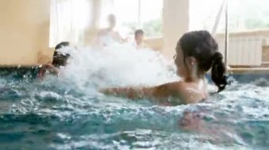 4 k görüntüleri, oynama ve kapalı yüzme havuzu, su sıçramasına iki genç kız