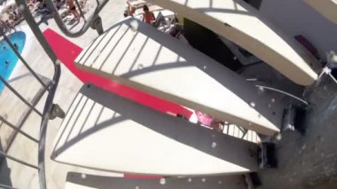 Ağır çekim Pov video genç adamın merdivenlerden yukarı aquapark, su kaydırağı yürürken