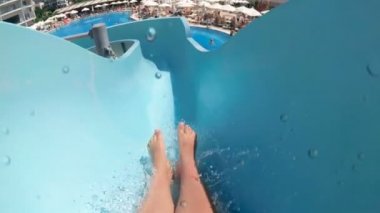 Aquapark, su slaytta genç kişini ağır çekim Pov video