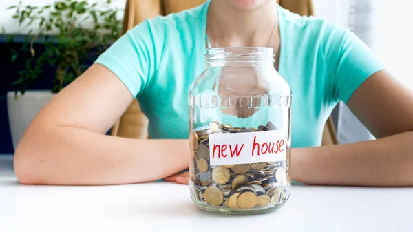 Imagem de close-up de jovem com economia de dinheiro para a compra de nova casa — Fotografia de Stock