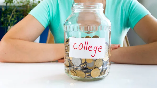 Imagem de close-up de mulher jovem economizando dinheiro para a educação na faculdade — Fotografia de Stock