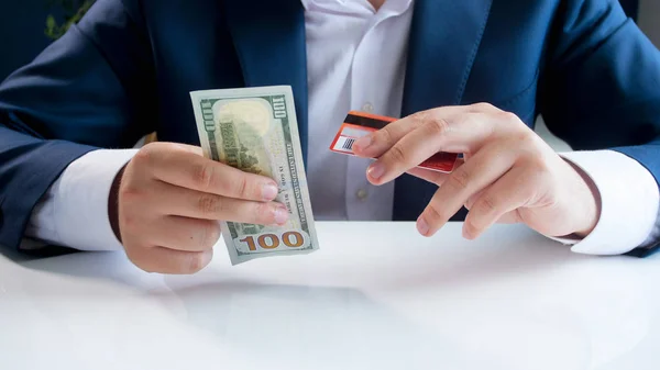 Εννοιολογική closeup φωτογραφία της επιλογής μεταξύ χρησιμοποιώντας πιστωτικές κάρτες ή χαρτονομίσματα χαρτί — Φωτογραφία Αρχείου