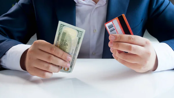 Chocice modern finansal teknolojiler veya eski kağıt banknot arasındaki kavramsal closeup görüntü — Stok fotoğraf