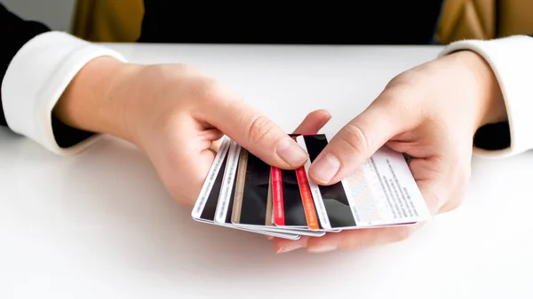 그녀의 신용 카드를 정렬 하는 사업가의 근접 촬영 사진 — 스톡 사진