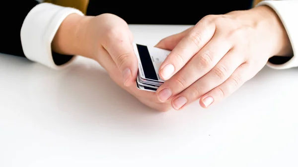 Zbliżenie obrazu kobiece ręce trzymając stosu kart kredytowych banku — Zdjęcie stockowe