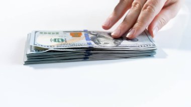 Portre fotoğraf el yüz ABD Doları büyük yığını para çalmak