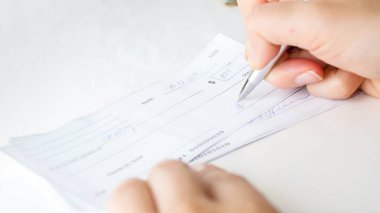 Onun imzası kişisel banka çeki ile kalem koyarak işkadını closeup görüntü