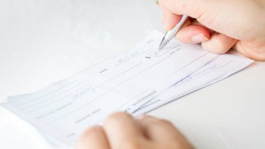 Banka çeki hayırseverlik amaçlı yazma kişi portre görüntü