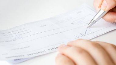 Kişisel banka çek imzalama işkadını closeup görüntü