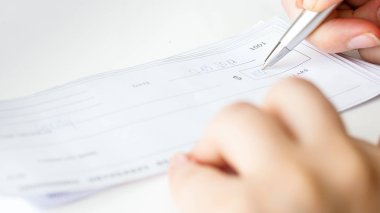 Banka çeki yazma işkadını portre fotoğrafı