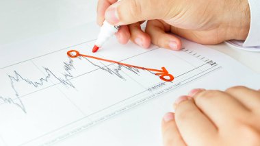 Portre resim işadamı azalan mali grafik çizim