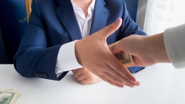 Portre resim kişi ile el sallayarak ve rüşvet alma bozuk politikacı