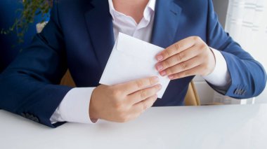 Portre resim para politikacının zarf para ile tutarak