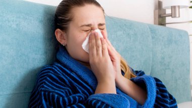 Burun akıntısı kağıt mendilin üfleme alerjisi hasta kadın portresi portre