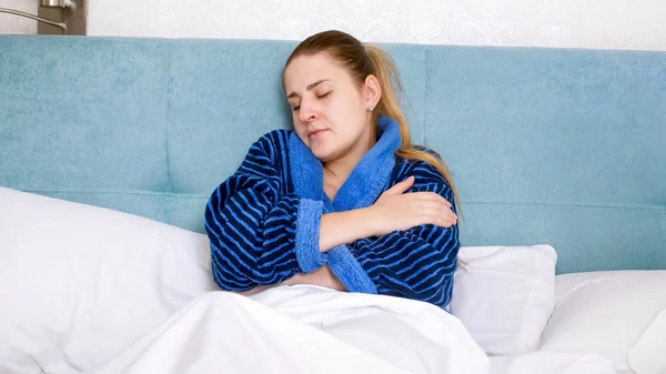 Portrét mladé ženy s chřipkou ležet pod dekou v posteli — Stock fotografie