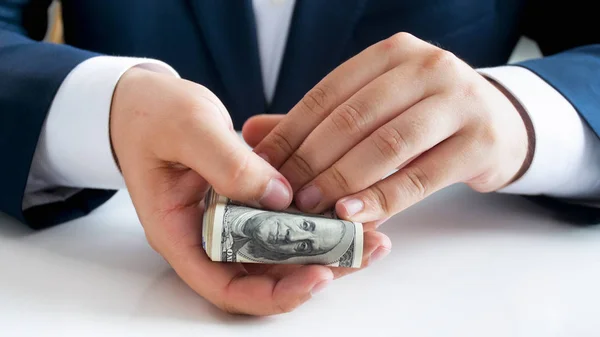 Detailní snímky mladé podnikatele v rukou držel velký zásobník peněz — Stock fotografie