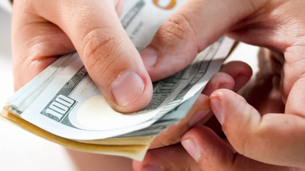 Detailní Foto mužských rukou drží a počítání velkou hromadu peněz — Stock fotografie
