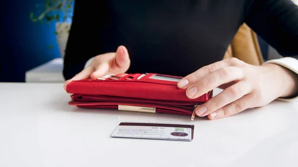 빨간 가죽 지갑에서 신용 카드를 복용 하는 젊은 사업가의 근접 촬영 이미지 — 스톡 사진