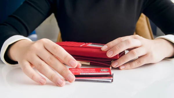 Closeup photo of businesswoman inserting credit cards in wallet pockets — Stock Photo, Image