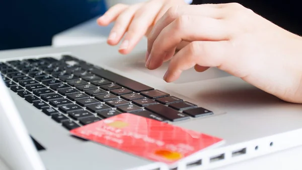 Closeup photo of woman using laptop to check her online banking account — Stock Photo, Image