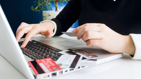 Closeup image of woman having issues while paying online with credti card — Stock Photo, Image