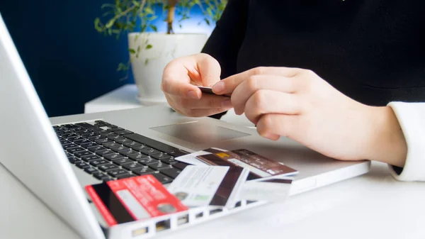Közelkép kép használ különböző hitelkártyák fizetni online üzletasszony — Stock Fotó