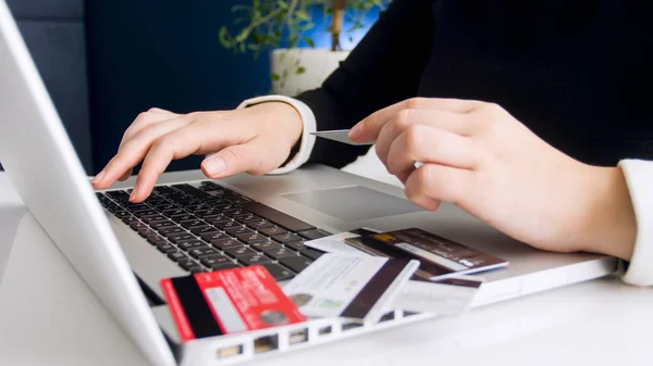 Closeup photo of woman checking her online banking accounts on laptop — Stock Photo, Image