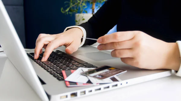 Closeup image of young businesswoman paying online with different credit cards — Stock Photo, Image