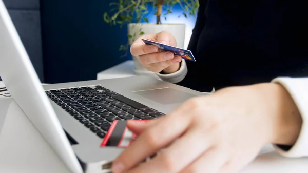 Closuep image of young woman choosing credit card to pay online — Stock Photo, Image