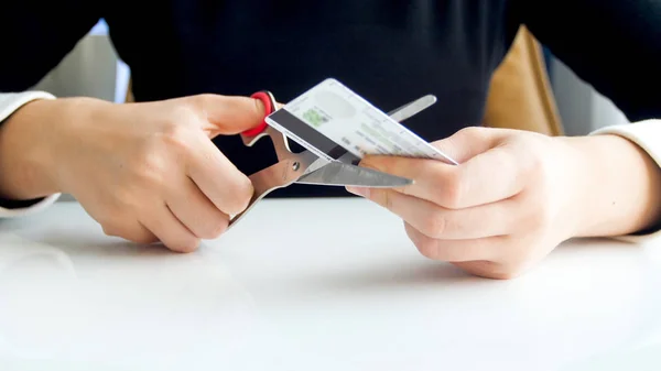Closeup photo of bank worker cutting expired credit card with scissosrs — Stock Photo, Image