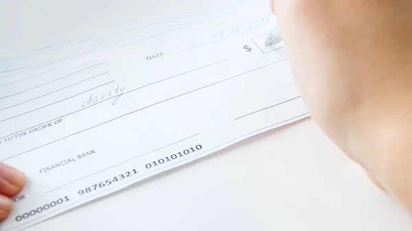 Imagem de perto da pessoa que assina cheque bancário pessoal — Fotografia de Stock
